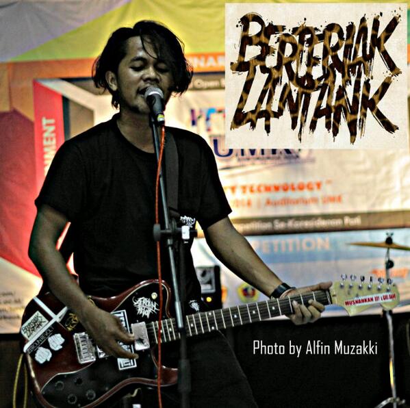 BERTERIAK LANTANK <a href="/Azye_Rock/">Romo Azye Punktadewa 🇵🇸</a> vocal and guitar wearing <a href="/ZerounRevolt/">ZEROUN REVOLT</a> #kerassssss
