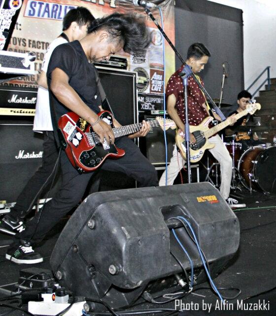 BERTERIAK LANTANK <a href="/Azye_Rock/">Romo Azye Punktadewa 🇵🇸</a> vocal and guitar wearing <a href="/ZerounRevolt/">ZEROUN REVOLT</a> #kerassssss