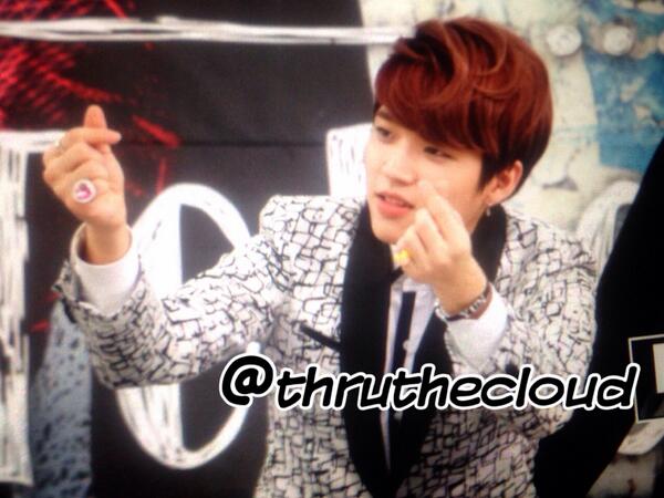thruthecloud's tweet photo. [PREVIEW] 140321 영등포 타임스퀘어 #투하트 팬싸인회 #우현 . 두하트? ㅋㅋㅋ http://t.co/35bUFQY23G