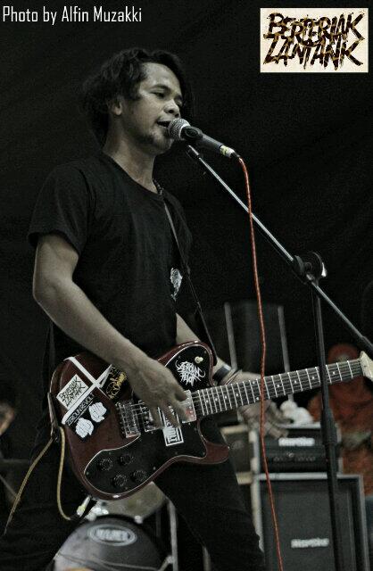BERTERIAK LANTANK <a href="/Azye_Rock/">Romo Azye Punktadewa 🇵🇸</a> vocal and guitar wearing <a href="/ZerounRevolt/">ZEROUN REVOLT</a> #kerassssss