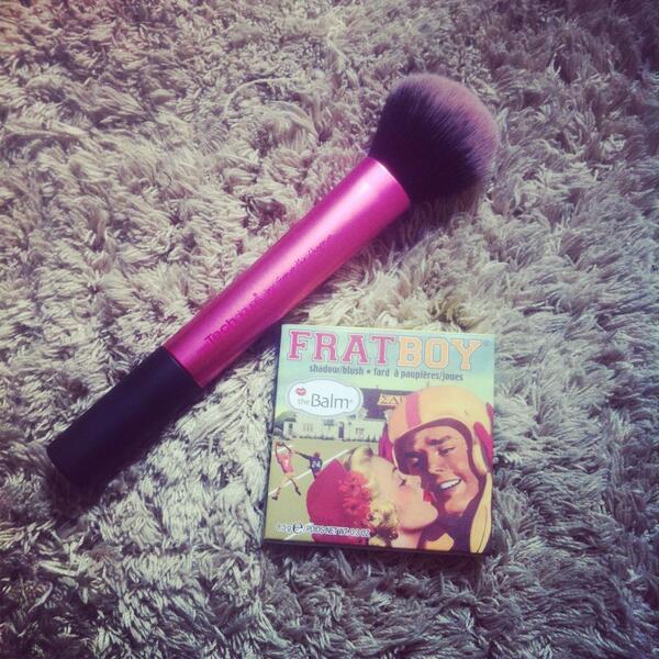 MeriemAlaoui5's tweet image. My favourite blush brush! @realtechniques #multitaskbrush with my #blushoftheday @thebalm in Frat Boy 😍 #naturallook