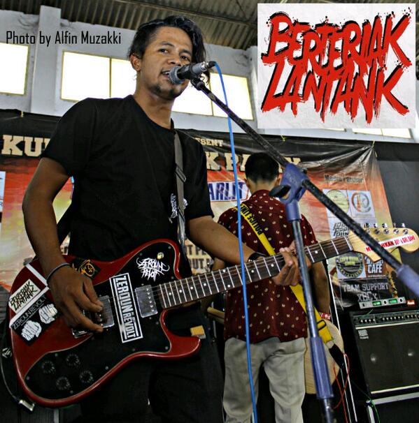 BERTERIAK LANTANK <a href="/Azye_Rock/">Romo Azye Punktadewa 🇵🇸</a> vocal and guitar wearing <a href="/ZerounRevolt/">ZEROUN REVOLT</a> #kerassssss