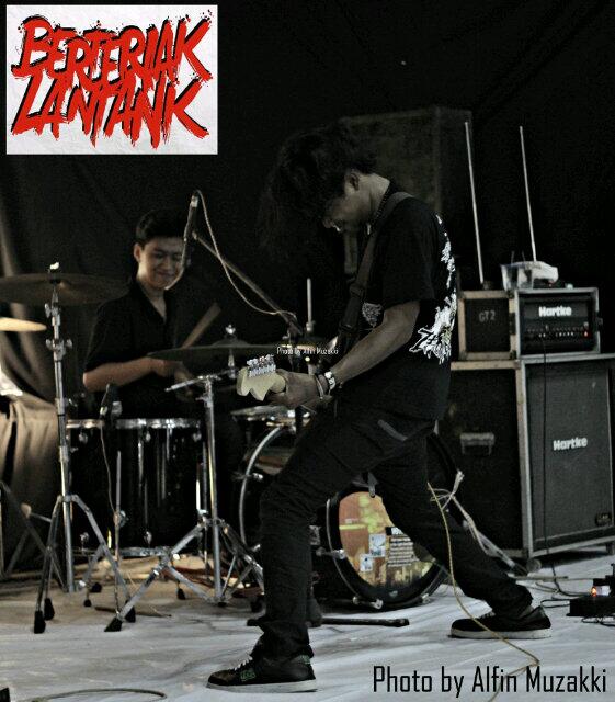 BERTERIAK LANTANK <a href="/Azye_Rock/">Romo Azye Punktadewa 🇵🇸</a> vocal and guitar <a href="/bustomyrifa/">Bustomy Rifa</a> drumer wearing <a href="/ZerounRevolt/">ZEROUN REVOLT</a> #kerassssss