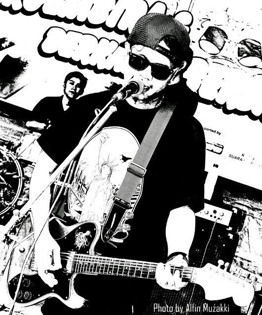 BERTERIAK LANTANK <a href="/Azye_Rock/">Romo Azye Punktadewa 🇵🇸</a> vocal and guitar wearing <a href="/ZerounRevolt/">ZEROUN REVOLT</a> #kerassssss