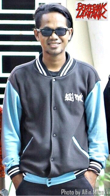 BERTERIAK LANTANK <a href="/Azye_Rock/">Romo Azye Punktadewa 🇵🇸</a> vocal and guitar wearing <a href="/ZerounRevolt/">ZEROUN REVOLT</a> #kerassssss