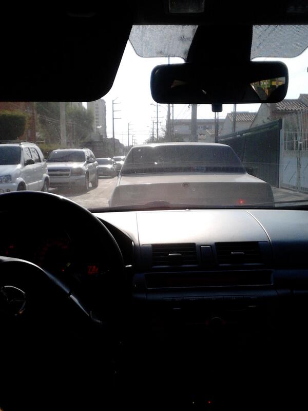 Lucia_P83's tweet photo. Tranca acá y allá! No voy ni a mitad del camino al cole! Me estoy dando la vuelta a la casa y no puedo pasar! http://t.co/fUDYjeyG6T