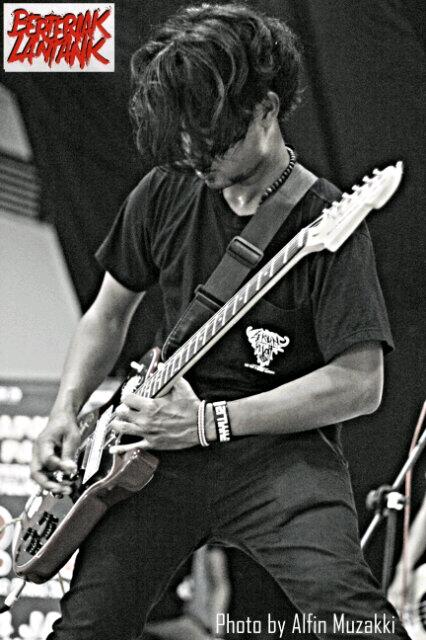BERTERIAK LANTANK <a href="/Azye_Rock/">Romo Azye Punktadewa 🇵🇸</a> vocal and guitar wearing <a href="/ZerounRevolt/">ZEROUN REVOLT</a> #kerassssss