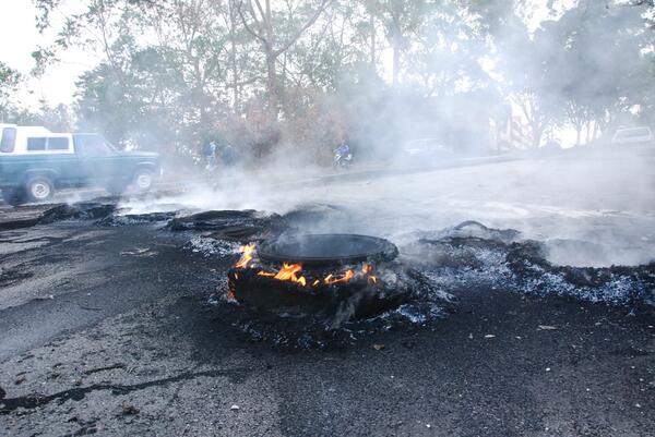 DiarioAvance's tweet photo. #Barricadas en #LaRosaleda #LosSalias #21M 08:35 am http://t.co/gjPYtR1zpg