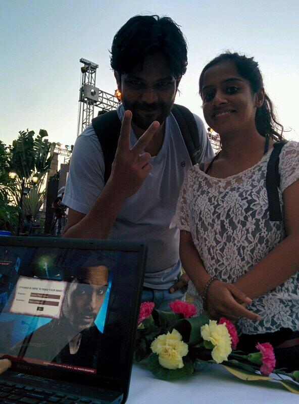 HISTORYTV18's tweet photo. More fans trying out @Dynamomagician's digital tricks! #DynamoInIndia http://t.co/vZktwreKnm