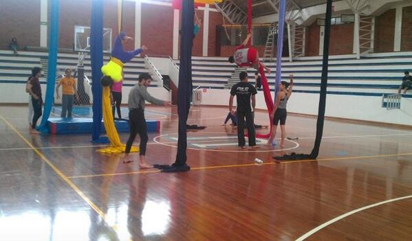 TvPUCE's tweet photo. DANZA AÉREA!! Entérate de casa detallé sobre este fabuloso arte!! Sólo por TVNOTICIAS PUCE pensado para ti! Esperalo http://t.co/c4SkFar7Yn