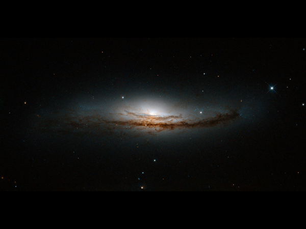 NASA's tweet photo. Here's a beautiful image of @NASA_Hubble peering at the heart of a distant spiral galaxy! http://t.co/oGbmOP1tma   http://t.co/OONdhmQI37