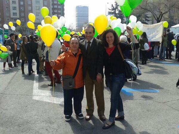 BDDoussinague's tweet photo. Celebrando con Rubén #DiaMundialDelSindromeDeDown suelta de globos en S. Bernabéu #Decepal http://t.co/Ug7PWpgQP0
