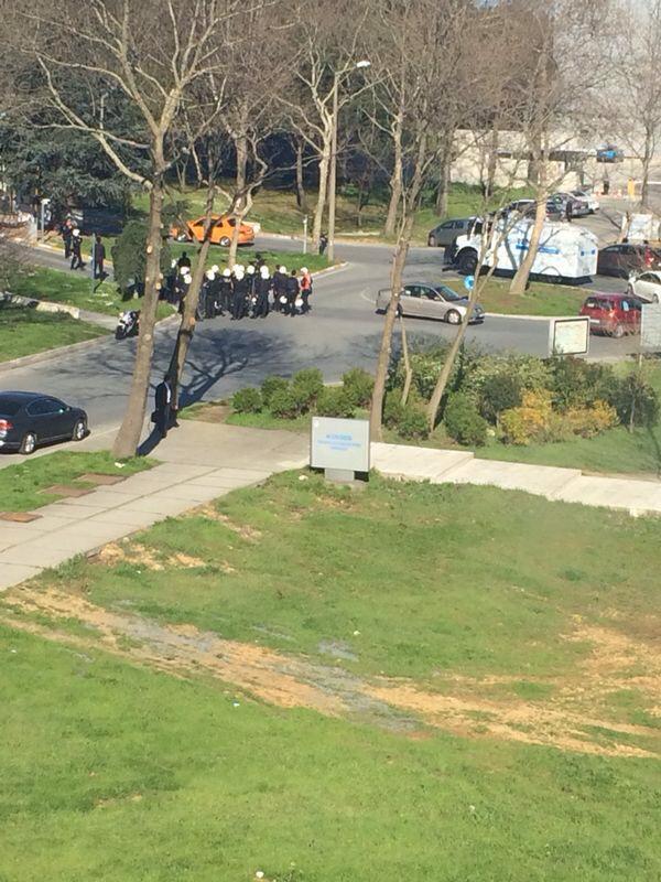 140journos's tweet photo. 15:40 #İstanbul #Ayazağa - Çevik kuvvet ekiplerinin İTÜ'de bekleyişi devam ediyor. via @15indebirfidan http://t.co/AHqLLzQZJp