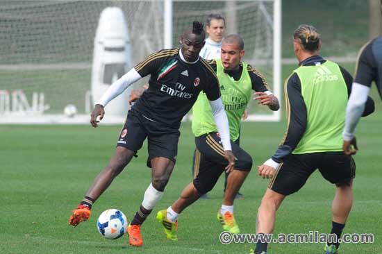 acmilan's tweet photo. The team trained on the central pitch at #Milanello this morning! #LazioMilan http://t.co/zn6QZjjnwO http://t.co/ELBaZBL6u9