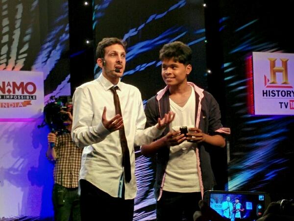 HISTORYTV18's tweet photo. RT if you wish you were this guy who got called up on stage by @Dynamomagician! #DynamoInIndia http://t.co/fE7mnRsUzN