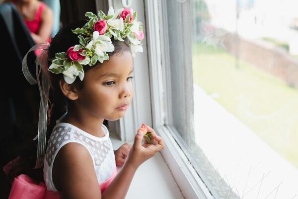 This sweet little lady and her floral crown melts our hearts! cc <a href="/palosstudio/">Palos Studio</a> stylemp.com/1qqv
