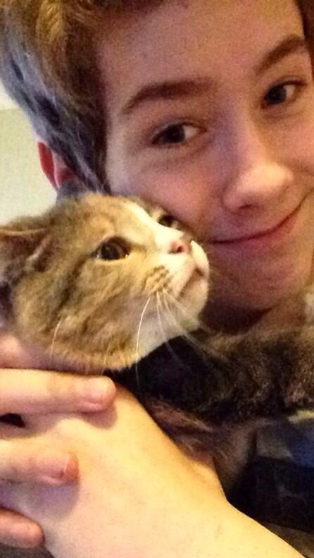 vidarsl's tweet photo. Trenger ikke kjæreste når man har katt:) god helg! http://t.co/IcO0ChCC95