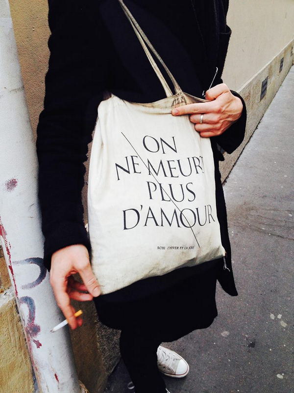 MaximeJacquard's tweet photo. #CONCOURS @zoemacaron Robi offre son vinyle dans son Totebag "On ne meurt plus d'amour" ! http://t.co/1C4peGalcj http://t.co/IkOlMOEaM6