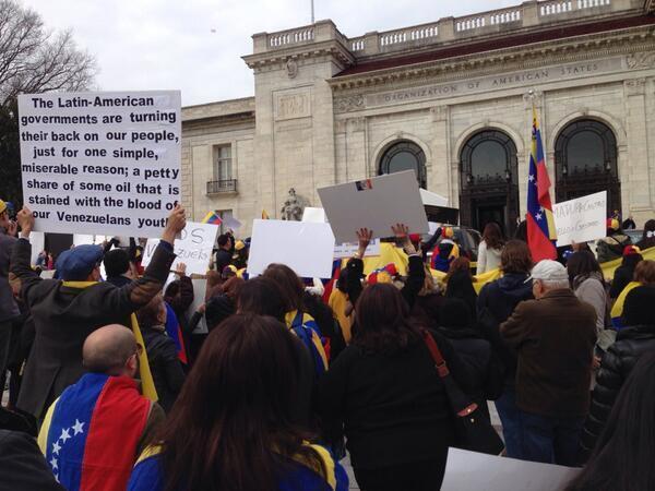 AnonsVenezuela's tweet photo. Venezolanos exigen en puertas de la O.E.A Washington que exista la transparencia en la sesión. #RT http://t.co/YWbhKGy4Ln