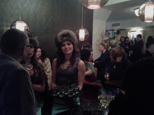 Feest bij opening (gisteren) van een Russische salon in Amsterdam, op het moment dat Brussel vergadert over sancties.