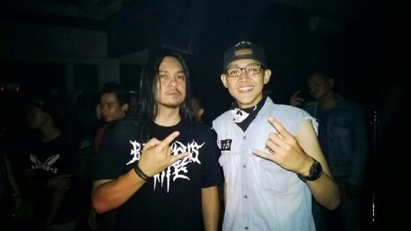 Axsxwxn's tweet image. Akhirnya bisa foto bareng bang stevie item @Der_Potzki sampean ganteng dan serem. \m/ Cc: @DEADSQUAD_Band