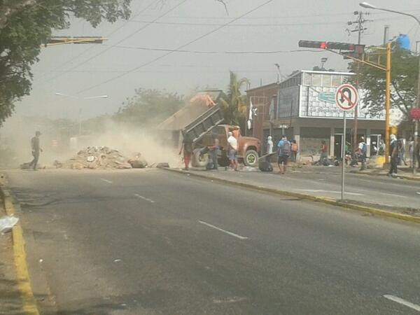 JpsuvLara's tweet photo. Camiones tipo volteo dejan escombros en Valle Hondo #Cabudare, ¿donde esta el Alcalde y el Gobernador?. http://t.co/XTGERw4tUe