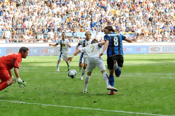 Inter's tweet photo. Esatto! @Ibra_official realizzò il 4-3 con un meraviglioso colpo di tacco! #InterStory #FCIM http://t.co/NDzE4l4ZRg
