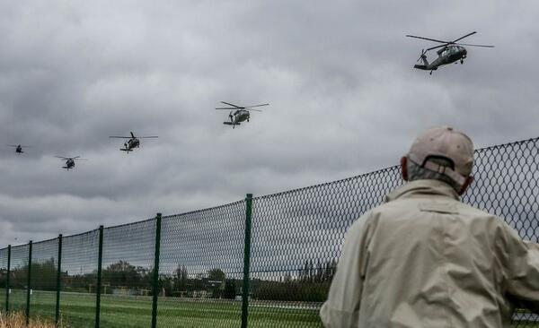 BertBeeckman's tweet photo. Helikopter Obama in Wevelgem. Hoogdagen voor de vliegtuigspotters spotters #deidealewereld @DeIdealeWereld http://t.co/JMmcmEAf5v