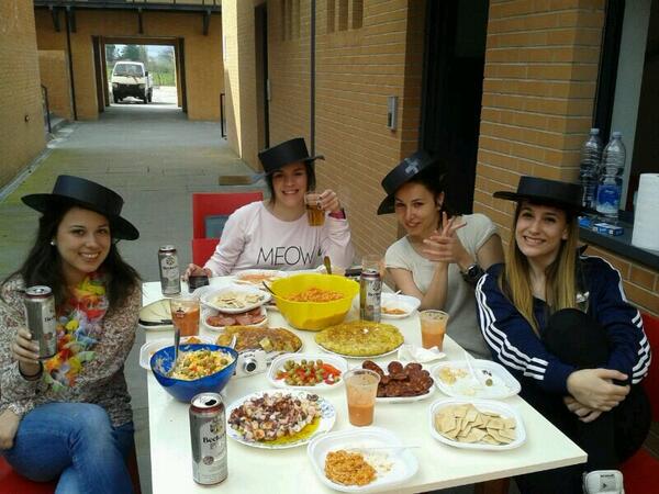 Pilarcica's tweet photo. Viva la feria de abril!! @ccquereda. @beatbeaten @Paulin_Kitty http://t.co/fid819zbdx