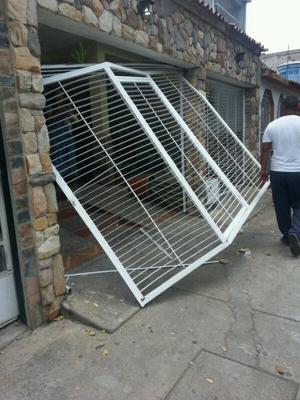 ReporteYa's tweet photo. #21M 12:45 pm Portón de mi vecina #SanDiego se llevaron a mis dos vecinos, no sabemos donde los tienen vía @anya_218 http://t.co/fe3W7SRHiW