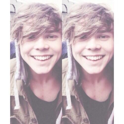 ashtonsimsgdr's tweet photo. @acaciasimsgdr anche io piccola *fa spuntare le fossette* http://t.co/Nm4UhLdJYX