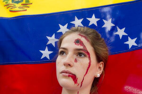 NTN24ve's tweet image. #LaFoto Una joven protesta por los caídos a las puertas de la OEA en Caracas