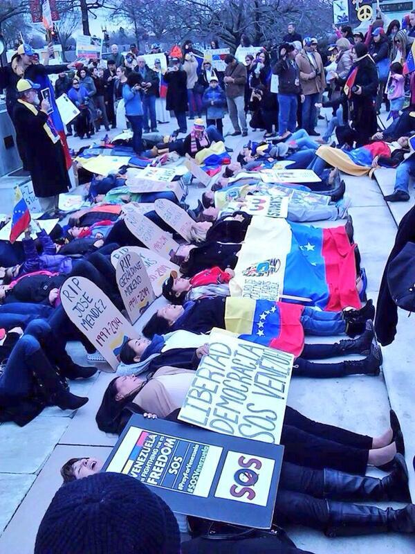 burgosrodolfo's tweet photo. #CrisisEnVenezuela | Manifestación en sede de la #OEA en Washington DC #CensuraEnLaOEA #LaOEAesUnaVergüenza http://t.co/E7JXbwM5tJ