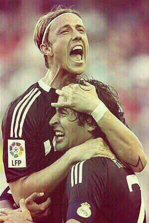 JeseRdgzRuiz10's tweet photo. Por el tacón de Dios, por el 7 del Madrid. Marcasteis una epoca que JAMÁS se olvidará. @GUTY14HAZ #Raul http://t.co/HOPrt3kgtG