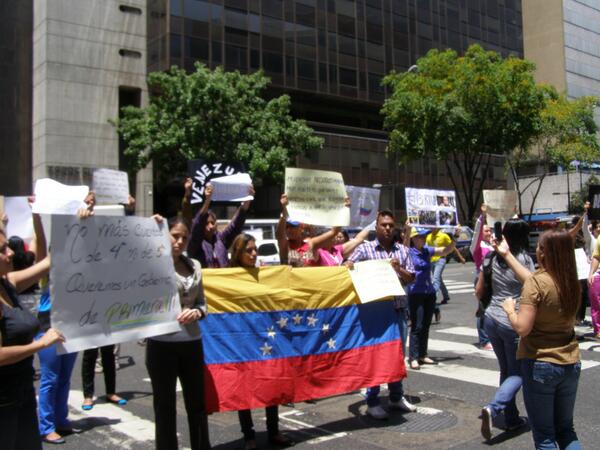 #20m #CensuraEnLaOEA #MariaCorinaVzlaContigo Centro lido de 12-1pm por que luchar por tu pais no tiene horario!