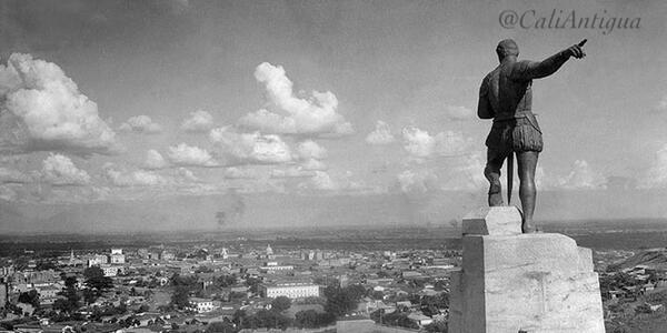 CaliAntigua's tweet photo. Panorámica de Cali desde Sebastian de Belalcazar, Años 50 http://t.co/m84TlCelhz