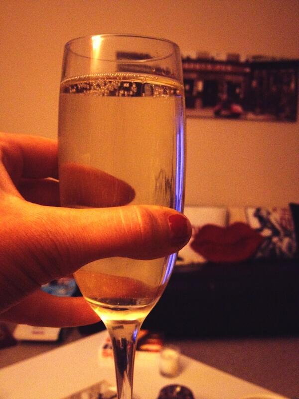 Wooooo! Happy prosecco Friday lovely people!! #prosecco #proseccofriday #cheers #friday #bubbles #BubblesMyWay