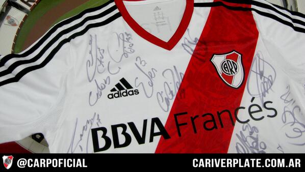 RiverPlate's tweet photo. Hacé RT a esta foto y participá por una camiseta autografiada por el plantel profesional de #River. http://t.co/XDvlRN5kCt