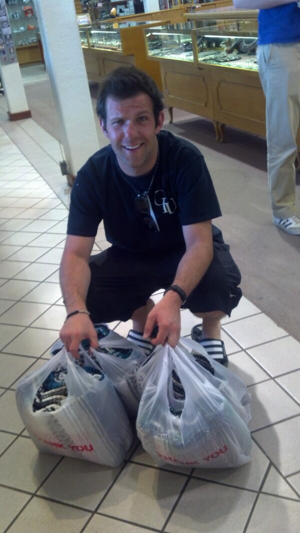 WIHTPSFA's tweet image. Limit of 3 blankets per person? Good thing we have 4 people!! #amesbound