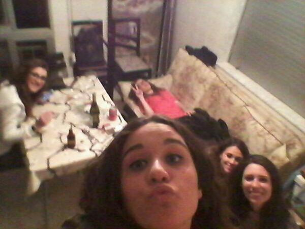 MartaSoLo's tweet photo. Les vuic un monto i esque aci la borrachera va per l'aire @palomavila16 @EstherEzquerra @9Cels @LaraSanz15 http://t.co/4memkT5Lt7