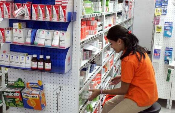 YVKE_Mundial's tweet photo. Empresas de calzado y farmacia firman acuerdo de Precios Justos (+Audio) http://t.co/H934o6GjIP  http://t.co/Lhy35jMisq