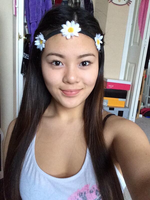 melissachaan's tweet image. Going glow bowling ❤️ #whiteeverything