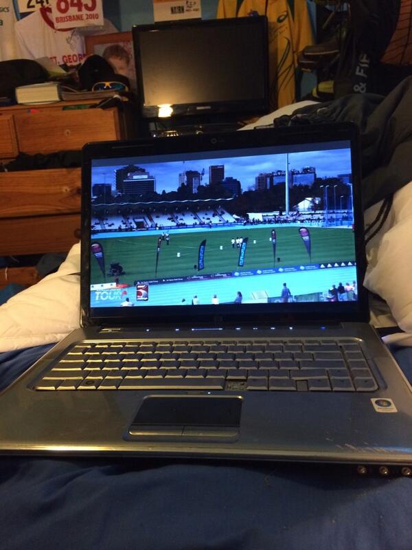 Time to relax by watching the #MWC14 #MTC2014 @MossyandRobbo @AthsAust #TartanCouch