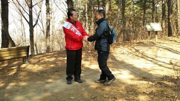 jwlee5314's tweet photo. 즐거운 주말!! 
태조산 등산객분들께 인사드렸습니다.
많은 성원 부탁드립니다 ^^ http://t.co/l6Z69cX1J9