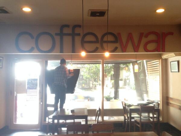 bedhiah's tweet photo. @_dearpeople_ @mahendrasaja @rizalrenaldi meng - dearpeople, kan coffeewar http://t.co/VExv0UouBP
