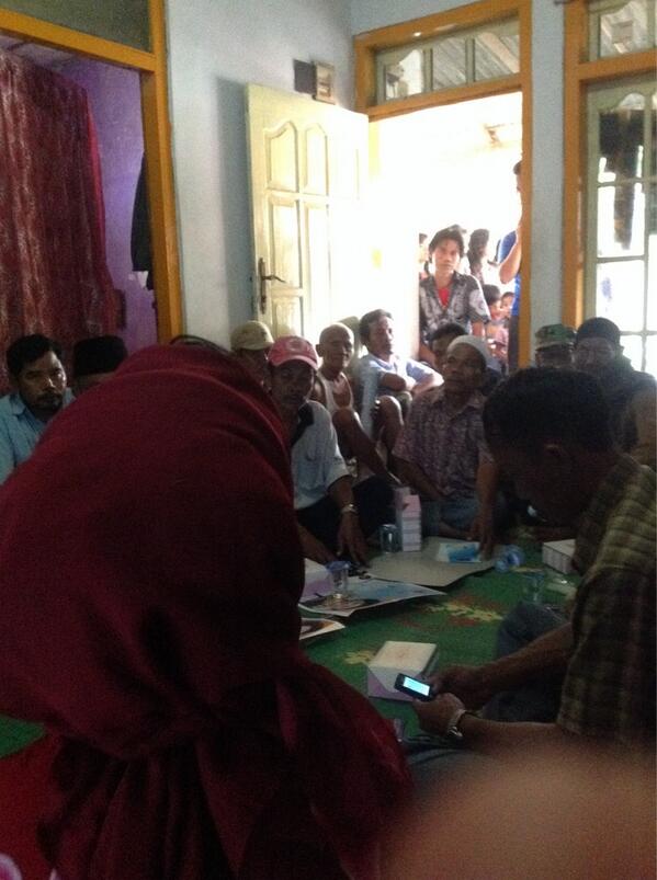 Nining_Shaleh's tweet photo. Silaturahmi Bu Nining bersama warga desa gembongan mekar, Babakan Cirebon. @NasDem @siagaperubahan @CrbNasDem http://t.co/fHAyVUe0XX