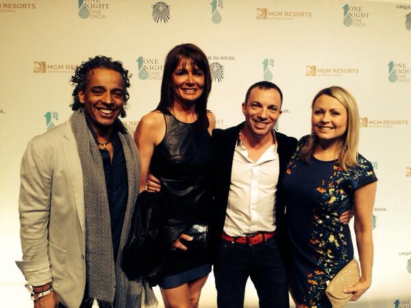 Tapis bleu de <a href="/onedrop/">ONE DROP</a> avec Mitch Garber et Anne-Marie #1night1drop à Vegas. Quelle levée de fonds!!!