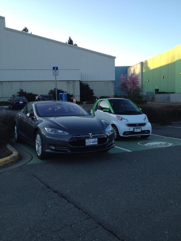 AndreaJMercer's tweet photo. #tesla and a #smartfortwo ED getting a charge @yyj @sustainable saanich http://t.co/p9c4cz0MsI