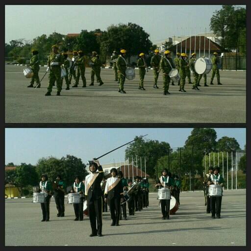 pancaragam_rela's tweet photo. Persembahan dr anggota @pancaragam_rela &amp; pelajar SMK Temenggong Ibrahim @PLRWS @AliasMdJali http://t.co/Y8UZidk7jX