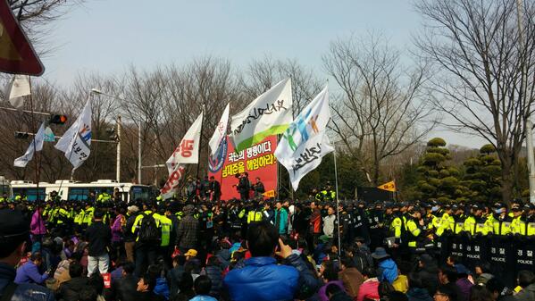 lji8601's tweet photo. 간첩조작 #남재준해임 국민대회가 열리고 있는 국정원앞. 경찰도 무대앞까지 진출하여 같이 동참. 전국에서 동원된 고엽제전우회도 기자회견을 빙자하여 국정원 정문을 막고 봉쇄! 남재준 해임하라! http://t.co/XyvqwrDVVn